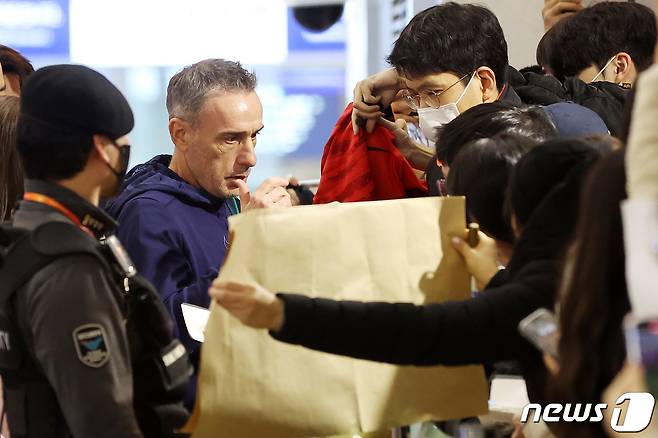 한국 축구대표팀의 월드컵 16강 진출을 이끈 파울루 벤투 감독이 13일 인천국제공항 제1여객터미널을 통해 출국하며 팬들과 인사하고 있다. 벤투 감독은 한국 사령탑 최초로 4년 이상 팀을 지휘해 57경기 35승을 거두며 최다승 기록을 세우고, 2022 국제축구연맹(FIFA) 카타르 월드컵을 끝으로 대한축구협회(KFA)와 계약이 종료됐다. 2022.12.13 ⓒ 뉴스1 조태형 기자