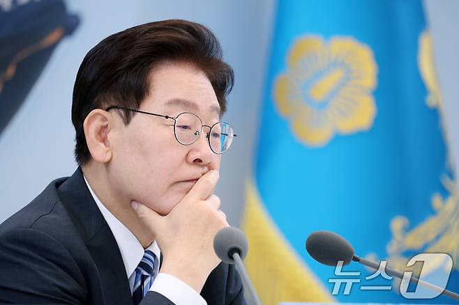 이재명 대통령이 15일 청와대 영빈관에서 열린 재정경제부, 국가데이터처, 금융위원회, 기획예산처 업무보고에서 발언을 청취하고 있다. 2026.7.15 ⓒ 뉴스1 허경 기자