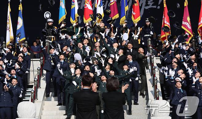 지난 2월 충남 계룡대 대연병장에서 열린 육·해·공군 사관학교 통합임관식에서 모자를 던지며 자축하는 신임 장교들. 2026.2.20 ⓒ 뉴스1 이재명 기자