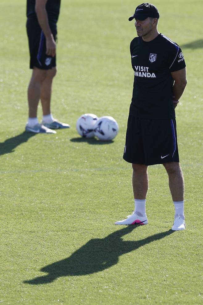 epa13108046 Atletico Madrid's Argentinian head coach Diego Pablo Simeone during the first training of the team held at Majadahonda Sporst complex in Madrid, Spain, 13 July 2026. EPA/JAVIER LIZON
<저작권자(c) 연합뉴스, 무단 전재-재배포, AI 학습 및 활용 금지>