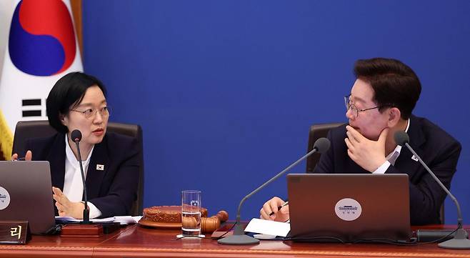 이재명 대통령이 14일 청와대에서 열린 국무회의에서 한성숙 국무총리와 대화하고 있다. 왕태석 선임기자