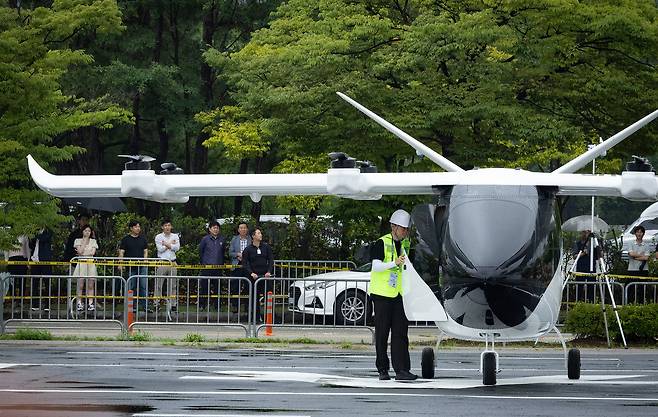 B-32-R2 시연 행사에서 관계자가 기체를 점검하고 있다.