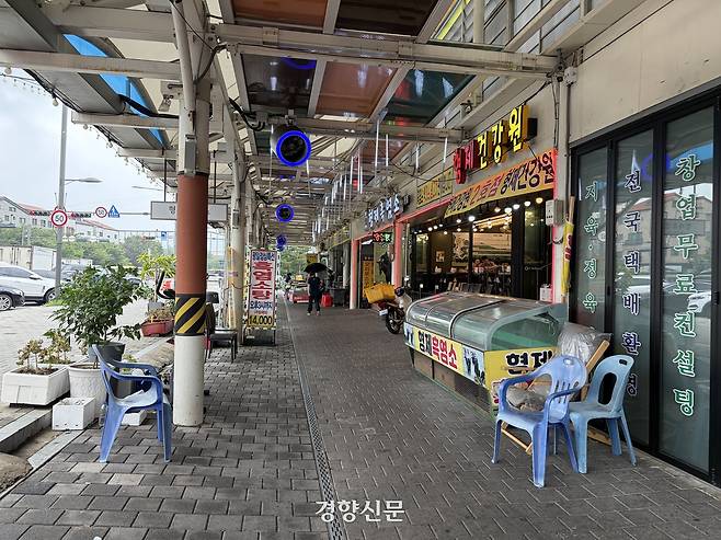 초복인 15일 경기 성남시 모란시장의 보신탕과 흑염소를 파는 식당들이 늘어서 있다. 김은송 기자