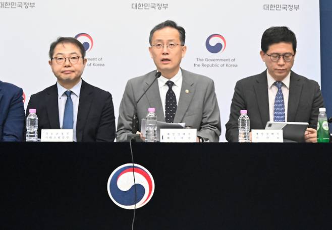 이형일 재정경제부 1차관(사진 가운데)이 지난 10일 정부세종청사에서 열린 '하반기 경제성장전략' 상세 브리핑에서 발언하고 있다./사진제공=재경부