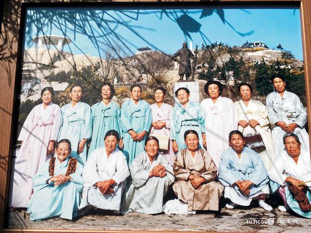 1980년대 여수 자산공원으로 나들이 나간 마을 부녀회 어머님들. 곱게 한복을 차려입고 이순신 동상 앞에서 포즈를 취했다.