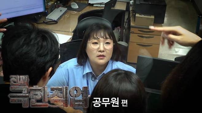 지난 14일 유튜브에서 공개된 영상에서 1년 차 새내기 공무원 ‘김지영’ 역을 연기하는 이수지. 유튜브 채널 ‘핫이슈지’ 캡처