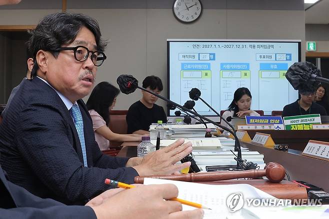 내년 최저임금 시간당 1만700원…올해보다 3.7% 인상 (세종=연합뉴스) 서대연 기자 = 14일 정부세종청사에서 열린 최저임금위원회 제14차 전원회의에서 내년도 최저임금이 시간당 1만700원으로 최종 결정된 뒤 권순원 최저임금위원장이 입장을 밝히고 있다. 2026.7.14 dwise@yna.co.kr
