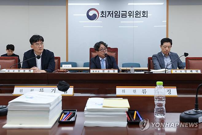 내년 최저임금, 올해보다 3.7% 인상된 시간당 1만700원 (세종=연합뉴스) 서대연 기자 = 14일 정부세종청사에서 열린 최저임금위원회 제14차 전원회의에서 내년도 최저임금이 시간당 1만700원으로 최종 결정된 뒤 권순원 최저임금위원장이 입장을 밝히고 있다.
이날 마지막 13차 수정안으로 근로자 측이 시간당 1만730원, 사용자 측이 1만700원을 제시한 뒤 위원 27명을 대상으로 투표에 부쳐 근로자위원 안이 11표, 사용자위원 안이 15표, 무효표 1표로 사용자위원 안으로 의결됐다. 2026.7.14 dwise@yna.co.kr