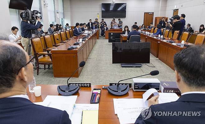 국민의힘 불참 속 열린 국회 법사위 제1소위 (서울=연합뉴스) 황광모 기자 = 국회 법제사법위원회 제1소위 위원장인 더불어민주당 김승원 의원이 15일 국회에서 법사위 제1소위를 개회한 뒤 안건을 설명하고 있다.
이날 법사위 제1소위에는 국민의힘 법사위원들은 불참했다. 2026.7.15 hkmpooh@yna.co.kr