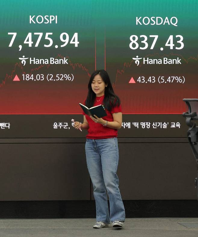 코스피가 전장보다 184.03p(2.52%) 오른 7475.94로 마감한 지난 10일 오후 서울 중구 하나은행 딜링룸에 이날 지수가 표시되고 있다. (사진=연합뉴스)