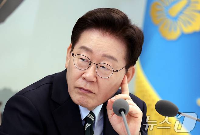 이재명 대통령이 16일 청와대 영빈관에서 열린 과학기술정보통신부, 방송미디어통신위원회, 개인정보보호위원회 2차 업무보고에서 발언을 청취하고 있다. (청와대통신사진기자단) 2026.7.16 ⓒ 뉴스1 허경 기자