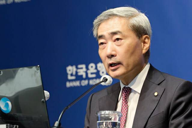 16일 서울 중구 한국은행에서 열린 기자간담회에서 신현송 한국은행 총재가 답변하고 있다.(사진=한국은행)