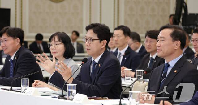배경훈 부총리겸 과학기술정보통신부 장관이 16일 청와대 영빈관에서 열린 과학기술정보통신부, 방송미디어통신위원회, 개인정보보호위원회 2차 업무보고에서 보고하고 있다. (출처=청와대통신사진기자단/뉴스원)