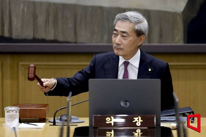 신현송 한국은행 총재가 16일 오전 서울 중구 한은에서 열린 금융통화위원회 본회의에 참석해 의사봉을 두드리고 있다. 사진공동취재단