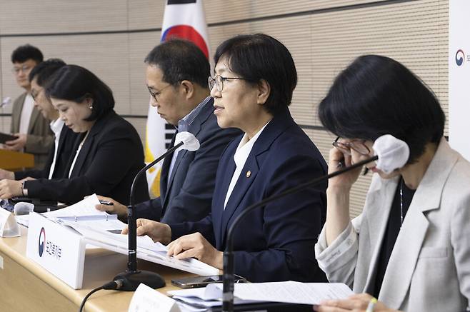 정은경 보건복지부 장관이 15일 정부서울청사에서 2026년 하반기 업무보고 전 사전브리핑을 하고 있다. 보건복지부 제공