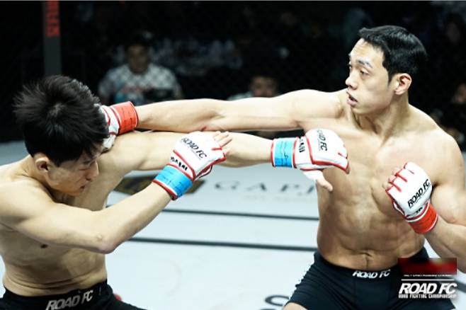 윤태영(사진 오른쪽)의 경기 장면. 로드FC 제공