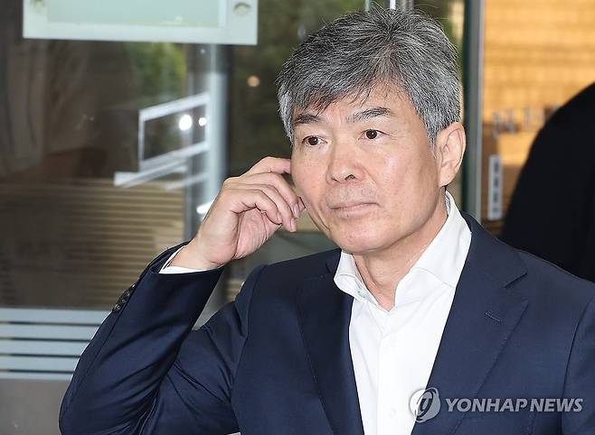이종호 전 블랙펄인베스트 대표, 법원 출석 (서울=연합뉴스) 이진욱 기자 = 김건희 여사의 최측근으로 알려진 이종호 전 블랙펄인베스트 대표가 5일 영장실질심사를 받기 위해 서울중앙지법에 출석하고 있다.
이 전 대표는 도이치모터스 1차 주가조작 주포인 이정필씨로부터 25차례에 걸쳐 8천여만원을 받고 그가 형사재판에서 실형 대신 집행유예를 선고받을 수 있도록 힘써주겠다고 말한 혐의를 받고 있다. 2025.8.5 cityboy@yna.co.kr
