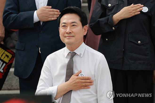 국기에 경례하는 국민의힘 장동혁 대표 (서울=연합뉴스) 신현우 기자 = 국민의힘 장동혁 대표가 16일 국회 본청 앞 계단에서 국민의힘 대외협력위원회·중앙청년위원회·중앙대학생위원회 등이 연 '입틀막법 폐지 촉구 및 국민특검 동의서명 전달식'에 참석해 국기에 경례하고 있다. 2026.7.16 nowwego@yna.co.kr