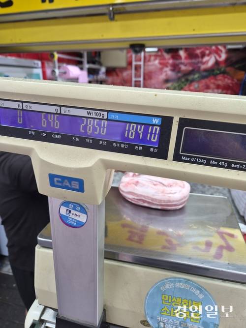 수원의 한 정육점에서는 삼겹살을 7월 도내 평균 2천938원(100g 기준)보다 저렴한 2천850원에 팔았다. 2026.7.16 /황준성기자 yayajoon@kyeongin.com