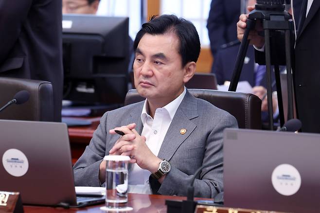 안규백 국방부 장관이 14일 청와대에서 열린 국무회의에 참석해 있다./뉴스1