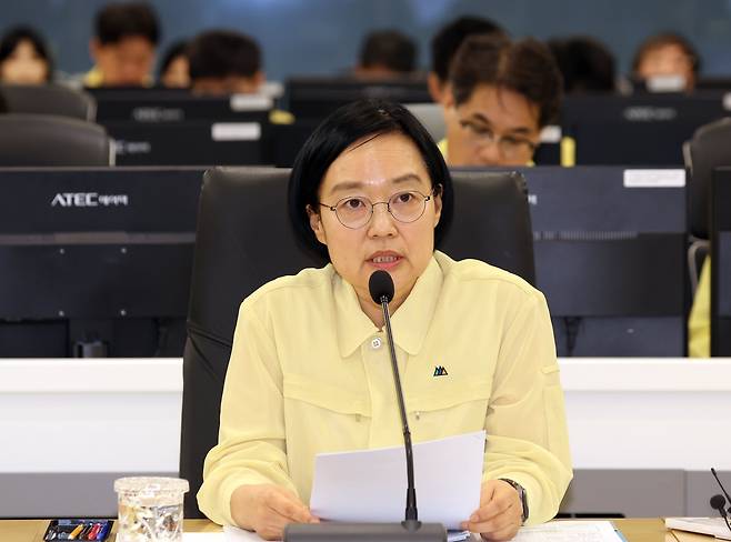 한성숙 국무총리. 사진은 지난 3일 오전 서울시 동작구 한강홍수통제소 상황실에서 장마대비 홍수 대응체계 현장점검을 하고 있는 모습. /뉴스1