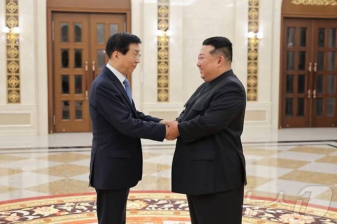 북한 노동당 기관지 노동신문은 17일 “조선노동당 총비서이시며 조선민주주의인민공화국 국무위원장이신 경애하는 김정은동지께서 7월 16일 조중(북중) 우호, 협조 및 호상원조에 관한 조약체결 65돐(주년)에 즈음하여 우리 나라를 공식친선방문하고있는 중국공산당 중앙위원회 정치국 상무위원회 위원이며 중국인민정치협상회의 전국위원회 주석인 왕호녕(왕후닝)동지를 단장으로 하는 중화인민공화국 당 및 정부대표단을 접견하시였다"고 보도했다. 평영 노동신문·뉴스1