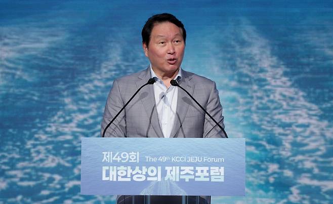최태원 대한상공회의소 회장이 15일 오후 제주 서귀포시 신라호텔에서 열린 ‘제49회 대한상의 제주포럼’에서 개회사를 하고 있다. 제주=뉴시스