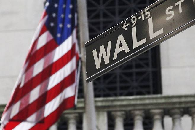 미국 뉴욕증권거래소(NYSE) 밖에 성조기와 월스트리트 표지판이 보이는 모습. AP뉴시스