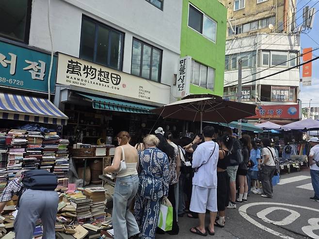 16일 서울 종로구 동묘역 앞 벼룩(구제)시장. 외국인 관광객은 보물찾기하듯 다양한 물건을 구경하고 있다. /사진=류은혁 기자