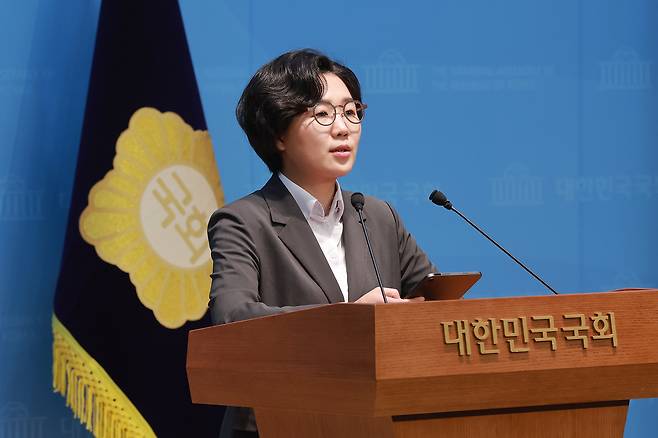 더불어민주당 당 대표에 도전하는 김보미 전 강진군의원이 지난 14일 국회 소통관에서 전당대회 준비 과정과 관련해 입장을 밝히고 있다. 연합뉴스