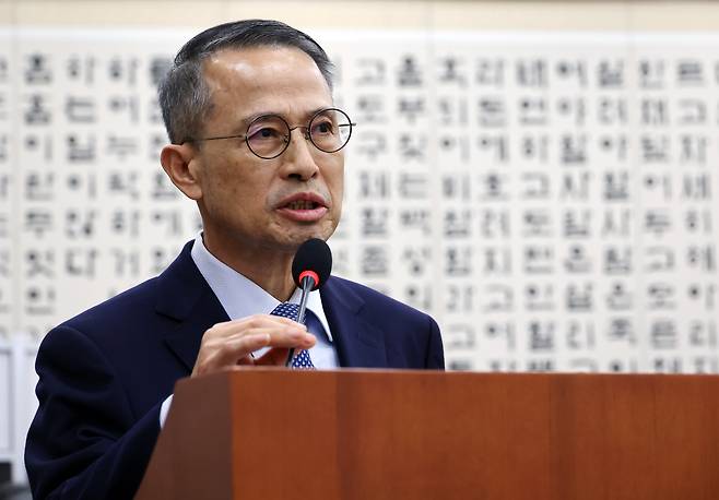 김규현 전 국정원장이 조작기소 국정조사 청문회에 증인으로 나와 서해공무원 사건 관련 질의에 답변하고 있다(2026년 4월 21일, 연합뉴스)