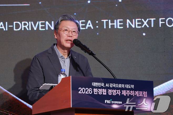 김창범 한국경제인협회 부회장이 15일 제주시 롯데호텔에서 열린 ‘2026 한경협 경영자 제주하계포럼’에서 인사말을 하고 있다.(한국경제인협회 제공. 재판매 및 DB금지) 2026.7.15 ⓒ 뉴스1