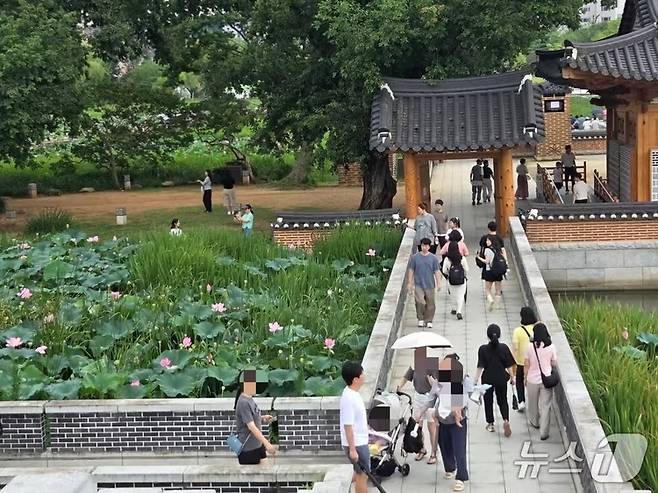 18일 오후 1시 30분께 전북 전주시 덕진구 덕진공원 연화교를 나들이객들이 걷고 있다. /뉴스1 문채연 기자
