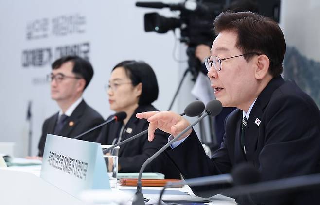 이재명 대통령이 16일 청와대 영빈관에서 열린 부처 업무보고에서 참석 기관장에게 질문하고 있다. 연합뉴스 제공