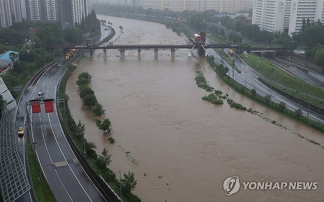 통제된 동부간선도로 (서울=연합뉴스) 이진욱 기자 = 집중호우가 내린 18일 서울 동부간선도로 전 구간이 전면 통제되고 있다. 2026.7.18 cityboy@yna.co.kr