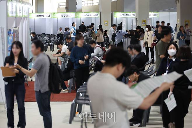 13일 경기 용인미르스타디움에서 열린 ‘용인시 2026 상반기 일자리박람회’에서 구직자들이 채용상담을 받고 있다. 이날 국가데이터처가 발표한 고용동향에 따르면 지난달 취업자 수(15세 이상)는 7만4000명 증가에 그쳤고 고용률은 하락 전환했다. 중동전쟁 여파에 따른 유가 상승과 내수 부진, 전문·과학 및 기술서비스업 고용 둔화 등이 영향을 미친 것으로 분석된다. 청년층 고용률 역시 2년째 하락세를 이어가고 있다. 고이란 기자 photoeran@