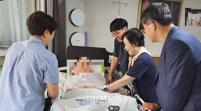 서울 노원구에 있는 환자를 찾아 방문진료를 하고 있는 모습. 서지희 기자 jhsseo@