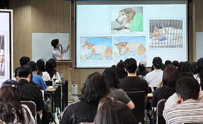 홍성균 신구대 교수가 2026 동물보건사 연수교육에서 '회복기 간호의 통증평가'를 주제로 강의하고 있다. ⓒ 뉴스1