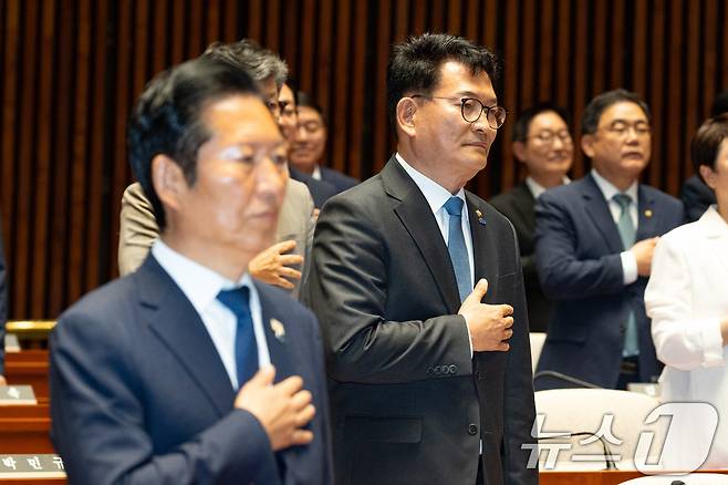 송영길 더불어민주당 의원을 비롯한 의원들이 5일 서울 여의도 국회에서 열린 의원총회에서 국민의례를 하고 있다. 왼쪽은 정청래 대표. 2026.6.5 ⓒ 뉴스1 유승관 기자