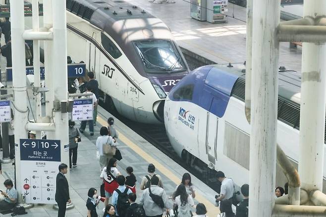 지난 5월 서울역 승강장에 시범 중련운행 출발을 앞둔 KTX 산천-SRT가 정차해 있다. 연합뉴스
