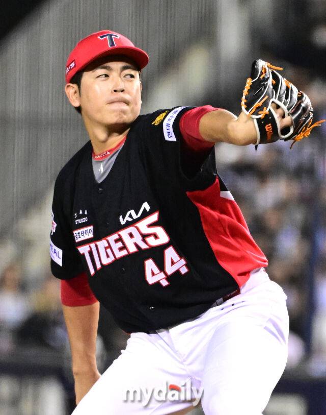 2026년 4월 17일 오후 서울 잠실구장에서 열린 '2026 신한 SOL KBO리그' KIA 타이거즈와 두산 베어스의 경기. KIA 이태양이 6회말 구원등판해 역투하고 있다./마이데일리