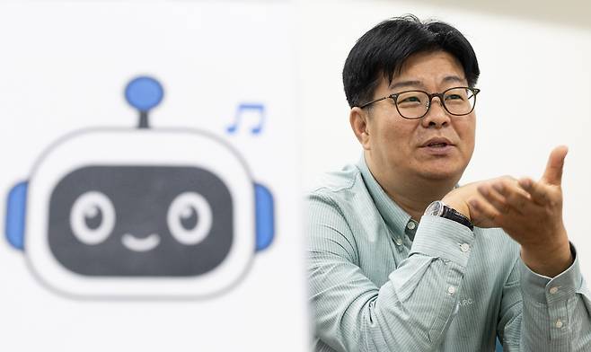 정재승 카이스트 교수가 24일 오후 서울 중구 국립극장에서 인터뷰를 하고 있다. 윤창빈 기자