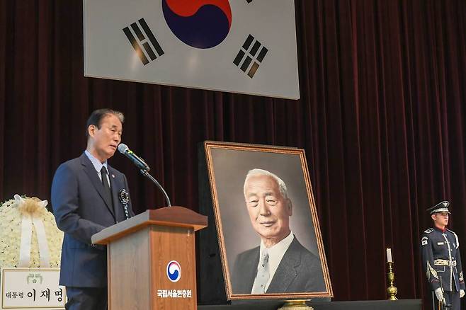 권오을 국가보훈부 장관이 19일 서울 동작구 국립서울현충원 현충관에서 열린 이승만 초대 대통령 서거 61주기 추모식에서 추모사를 하고 있다. 보훈부 제공