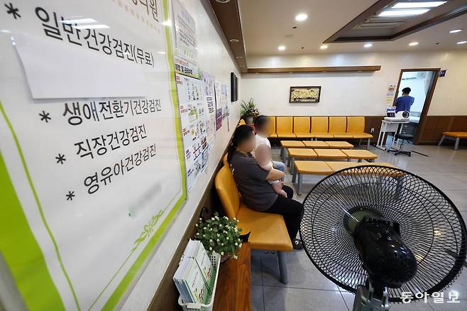 15일 오전 경남 함안군 가야읍에 있는 내과 ‘인제의원’에서 4개월 영아가 보호자 품에 안긴 채 진료를 기다리고 있다. 함안군은 0∼18세 인구가 6500명이 넘지만, 소아청소년과 전문의는 1명도 없다. 함안=전영한 기자 scoopjyh@donga.com