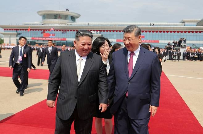 지난 6월 9일 북한 평양국제비행장에서 김정은 북한 국무위원장이 시진핑 중국 국가주석을 배웅하고 있다. 뉴스1