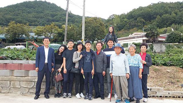 지금은 뿔뿔이 흩어져 사는 가족들과 안양골 옛 고향 집터에서 사진을 찍었다.