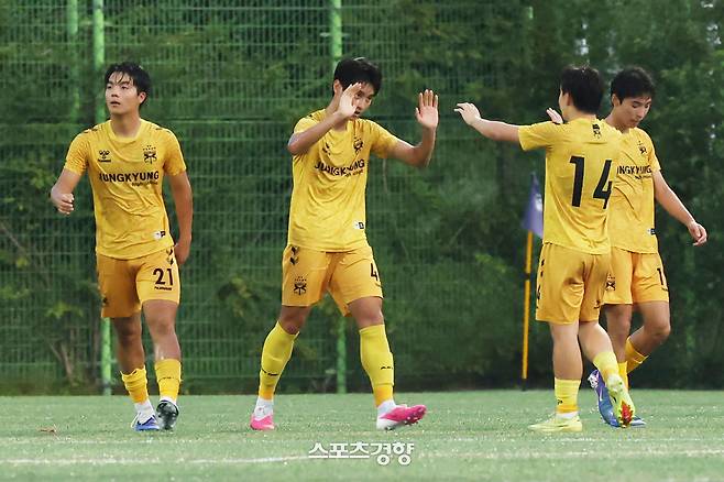 중경고 이동준이 19일 충북 제천시 봉양건강축구갬프에서 열린 신평고와 2026 대통령금배 U-17 유스컵 조별리그 경기에서 골을 넣은 뒤 동료들과 기뻐하고 있다. 제천|한수빈 기자