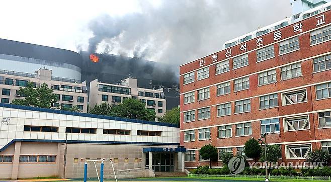 인천 쿠팡 물류센터 화재로 휴교한 초등학교 (인천=연합뉴스) 임순석 기자 = 인천 쿠팡 물류센터 화재가 사흘째 이어지고 있는 20일 임시 휴교한 인천 서해구 신석초등학교 옆으로 화염과 연기가 치솟고 있는 쿠팡 물류센터가 보인다. 2026.7.20 soonseok02@yna.co.kr