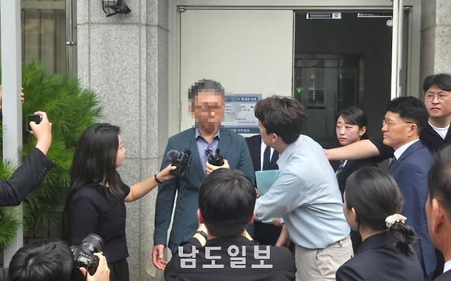 여고생 살해범 장윤기 사건의 초동수사 부실 의혹으로 구속영장이 청구된 광주 광산경찰서 전 형사과장 박모 경정이 21일 오전 광주지방법원에서 열린 구속 전 피의자 심문(영장실질심사)에 출석하며 취재진의 질문에 답하고 있다. style gijastyle="16"/> 윤태민 기자 ytm@namdonews.com