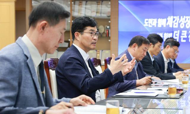 21일 전북특별자치도청 회의실에서 이원택 도지사가 간부회의를 주재하고 있다. 전북도